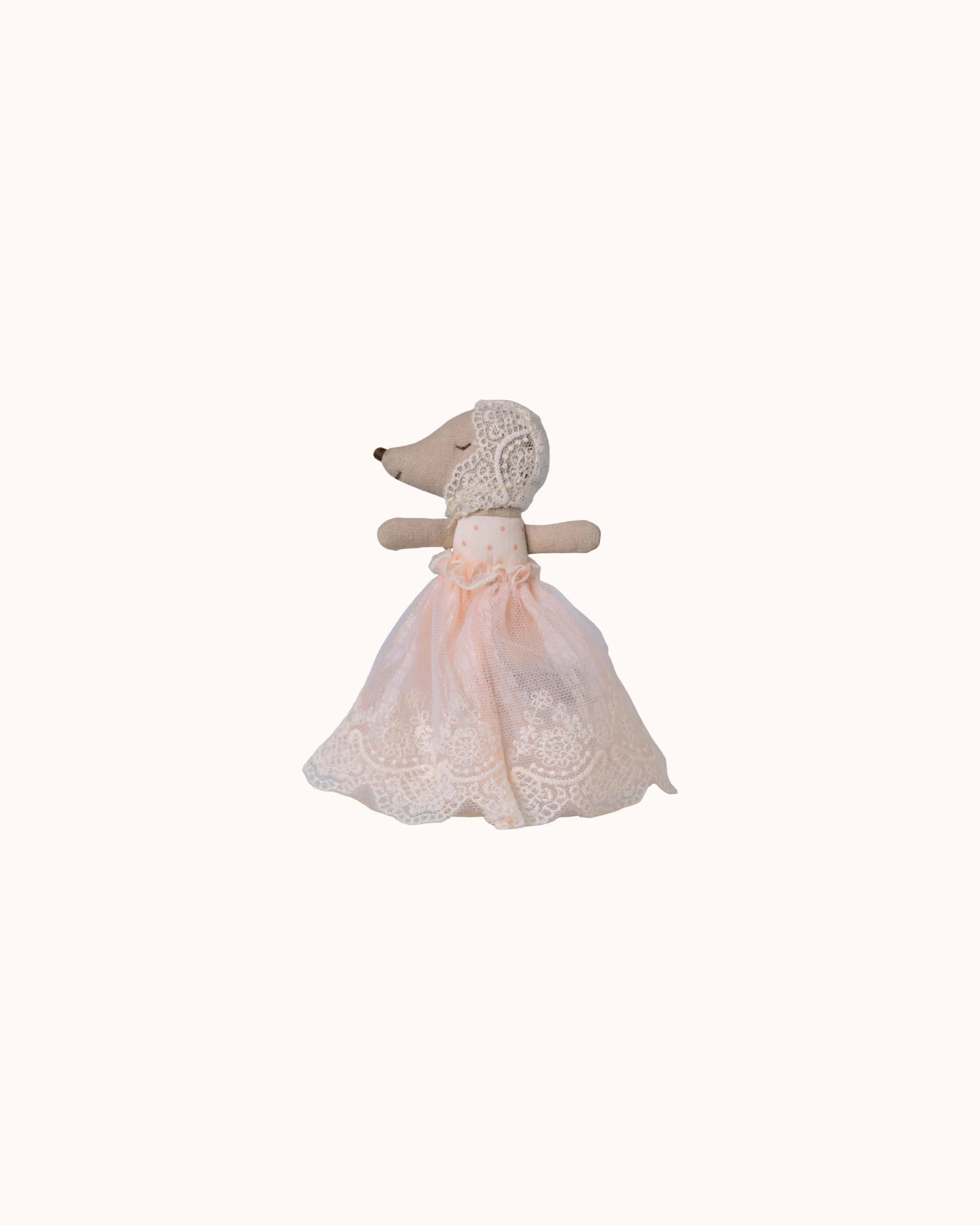 Baby Maus im Kleid in powder
