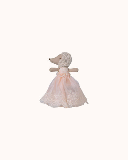 Baby Maus im Kleid in powder