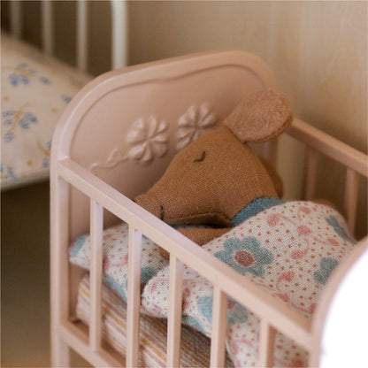 Baby Maus in blauer Steichholzschachtel