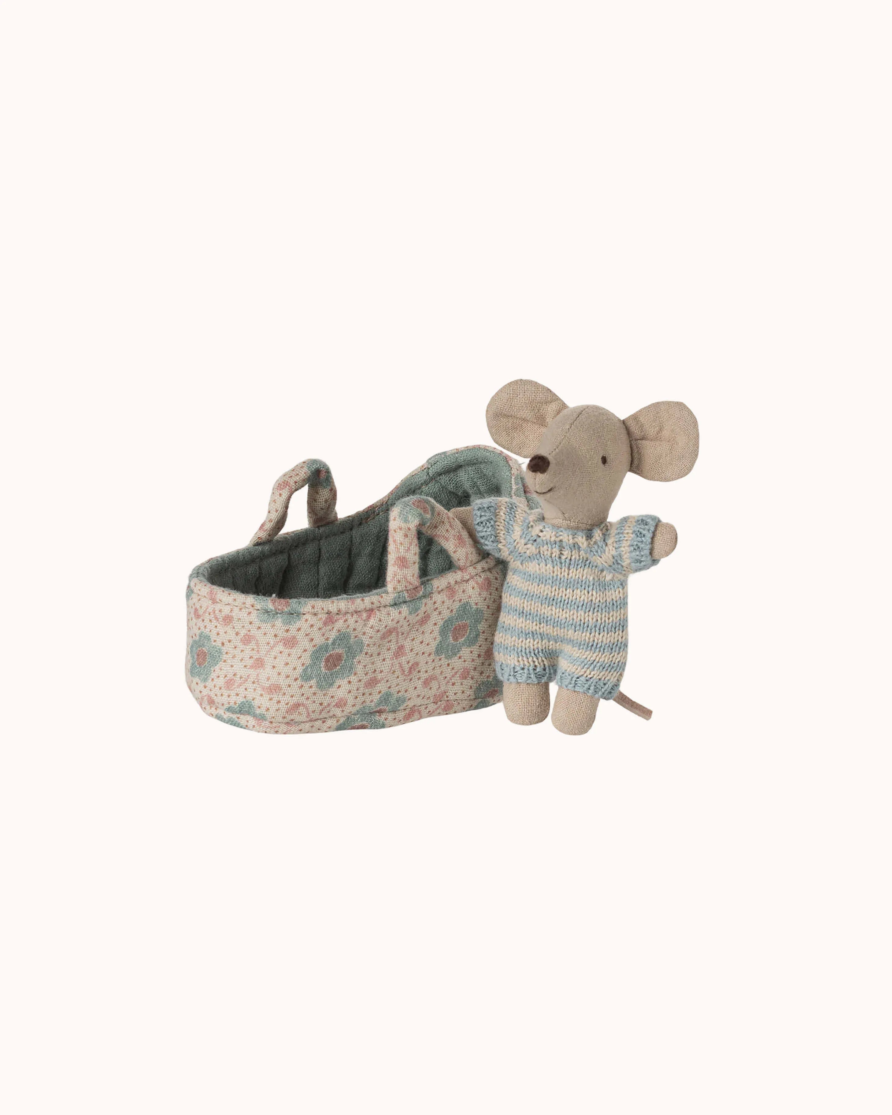 Baby Maus in blauer Tragetasche