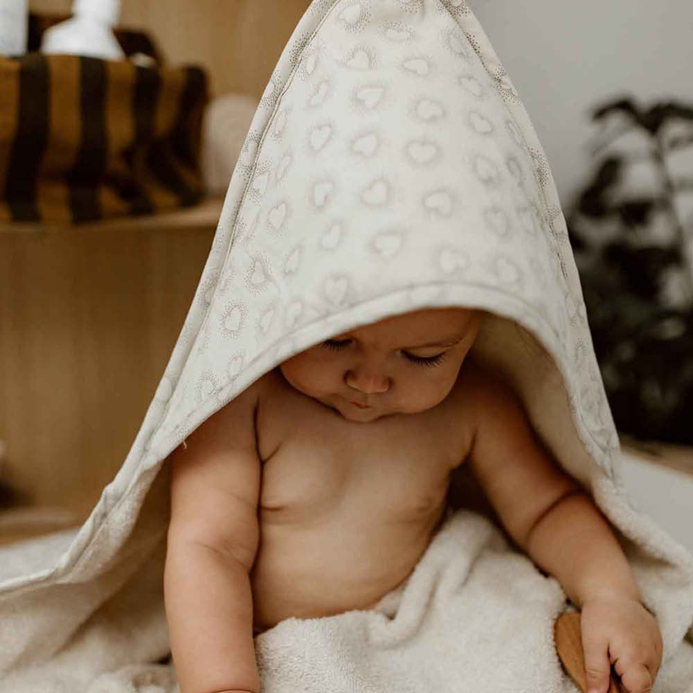 Cape de bain bébé Colette en grège à pois coeurs