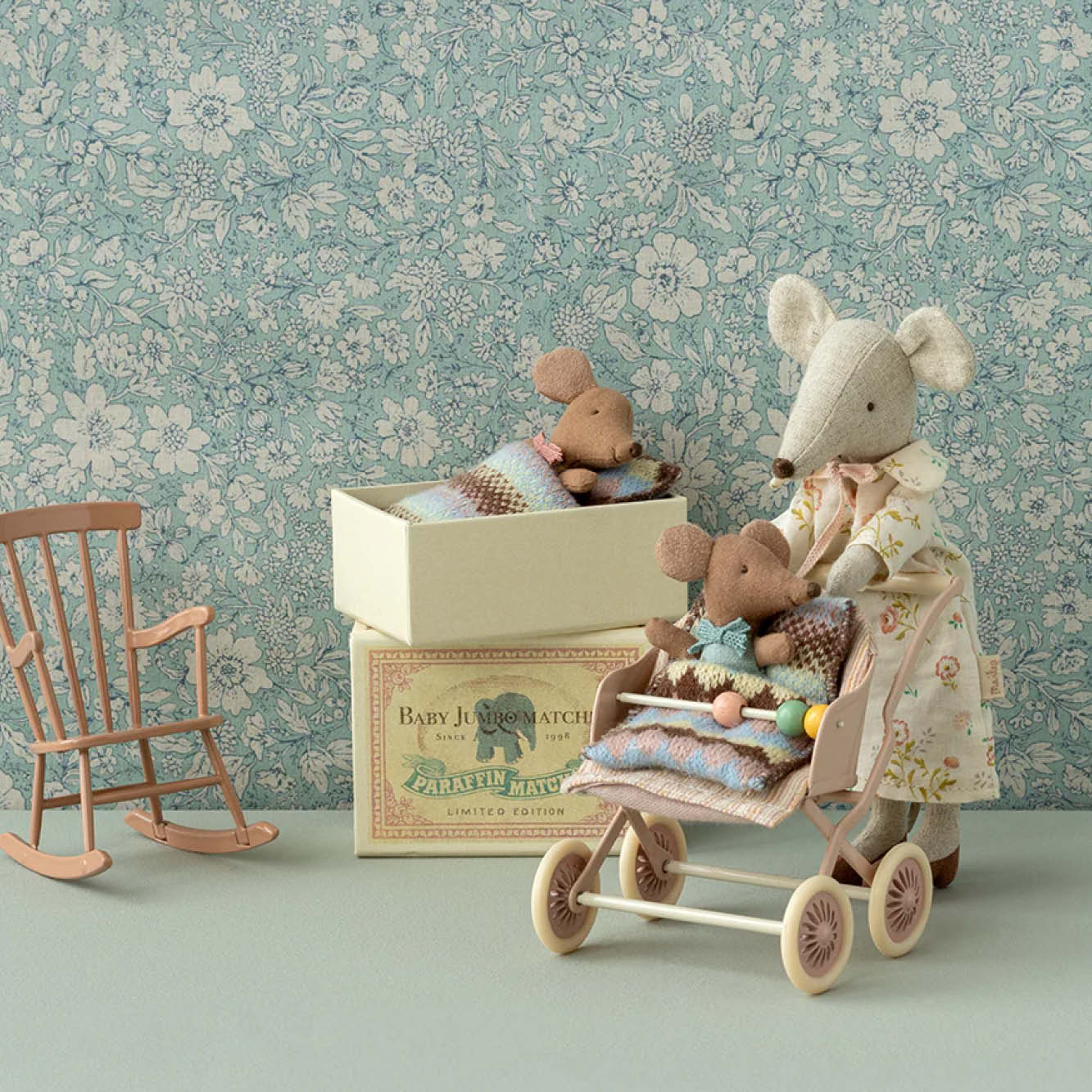 Baby Maus in blauer Steichholzschachtel