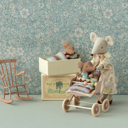 Baby Maus in blauer Steichholzschachtel
