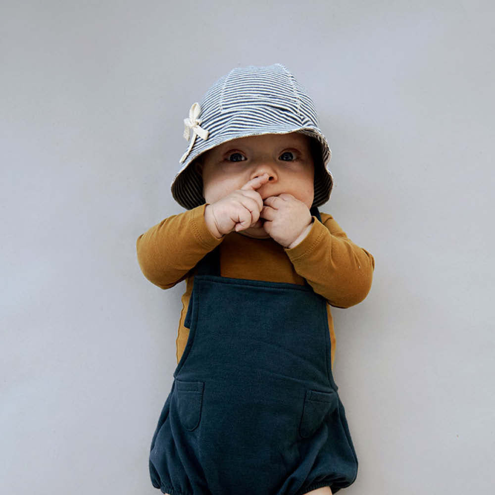 Chapeau de soleil pour bébé en bleu gris/crème