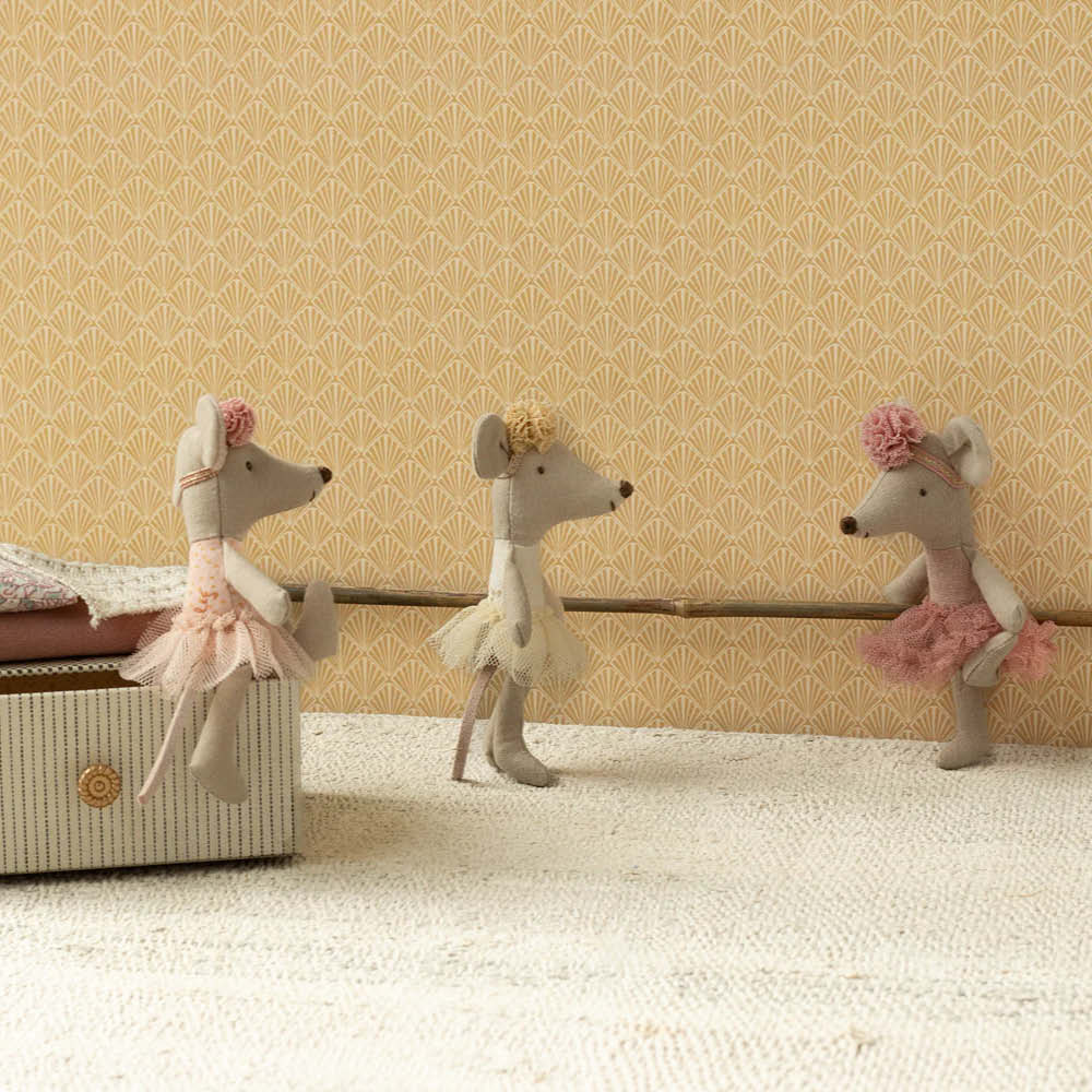 Little Sister Ballerina Mouse in off-white