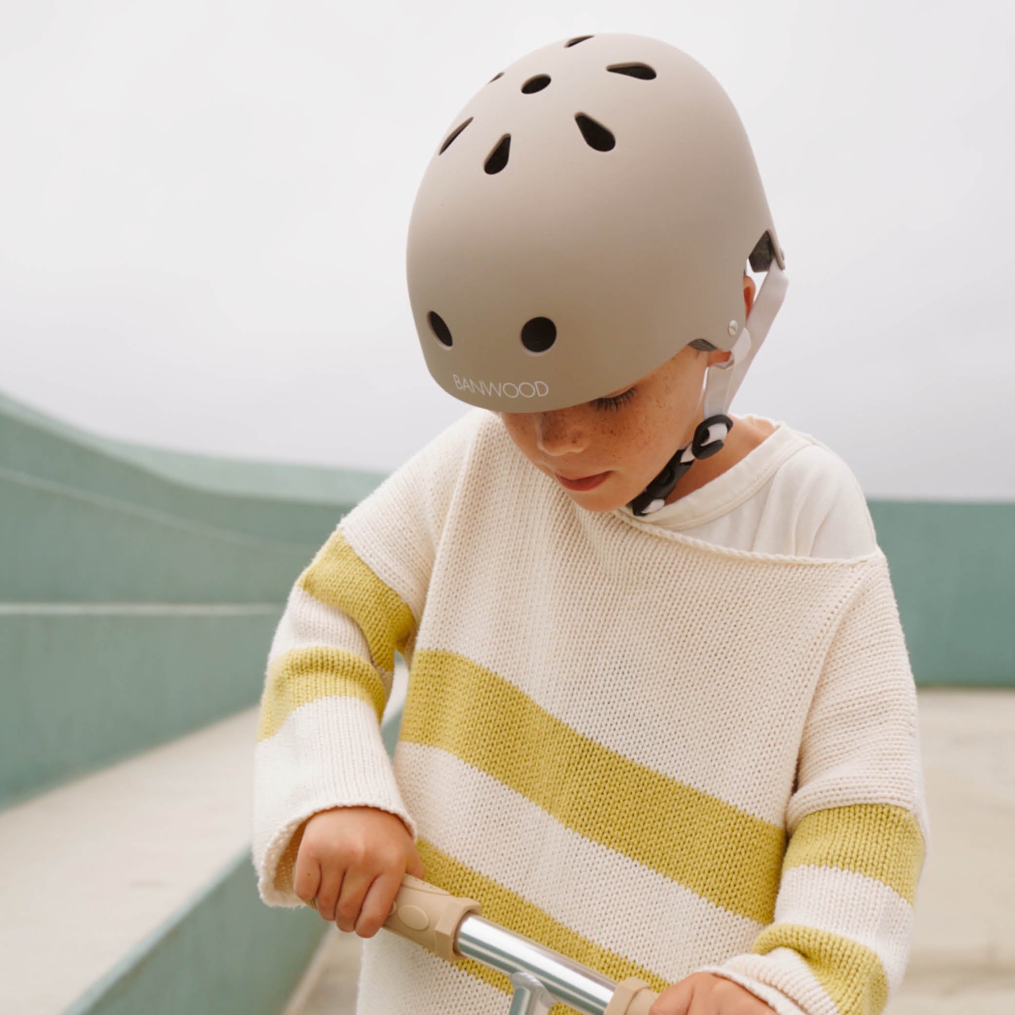 Kinder Eco Helm in sand