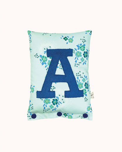 Buchstabenkissen preußisch Blau auf Türkis mit blauen Blumen