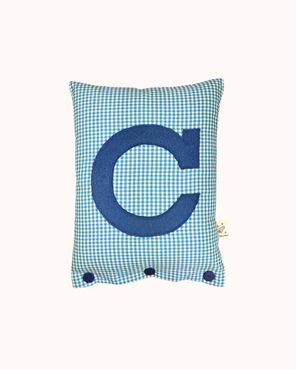 Buchstabenkissen preußisch Blau auf Türkis Vichykaro