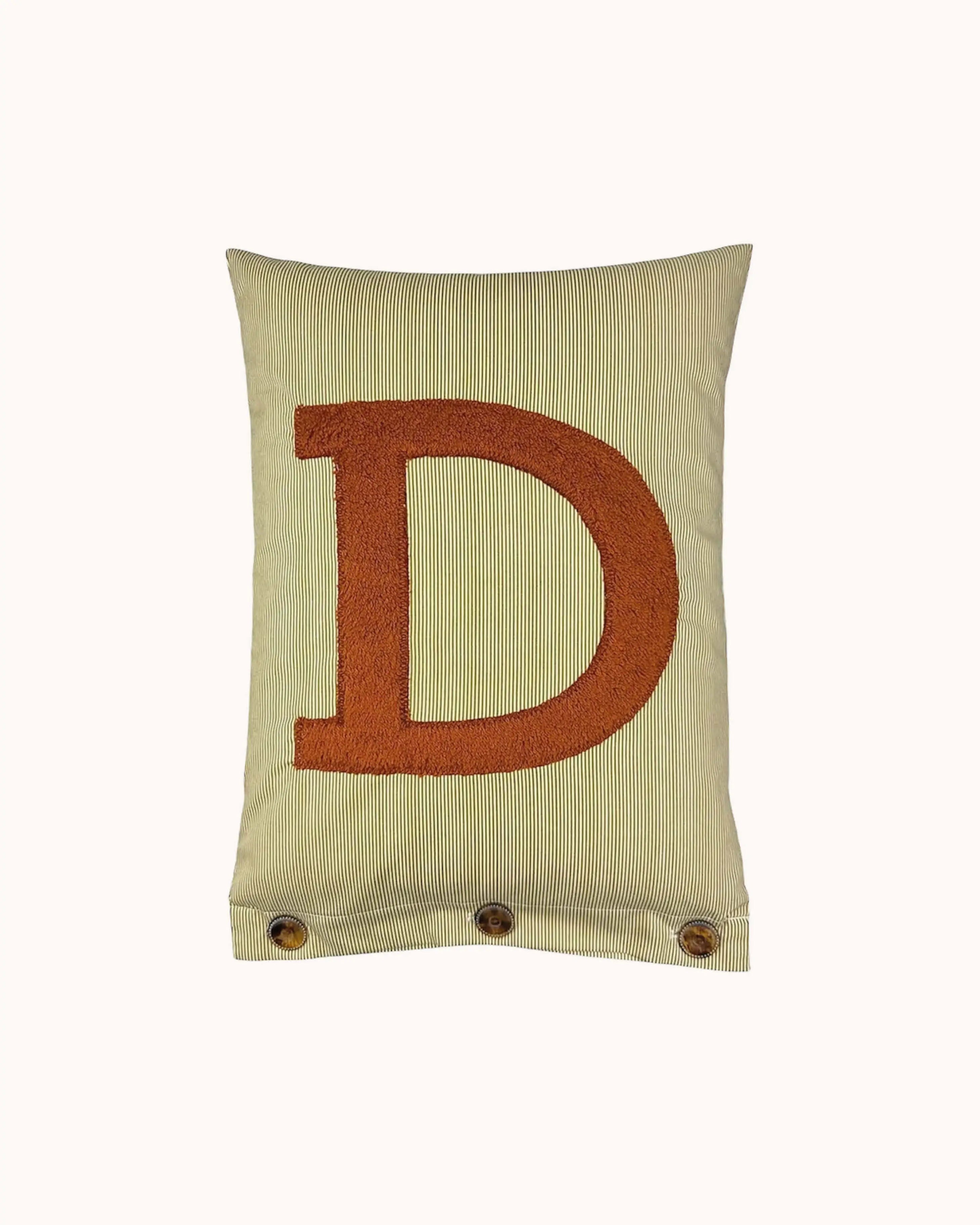 Buchstabenkissen D – Braun auf kleinen oliv/weißen Streifen