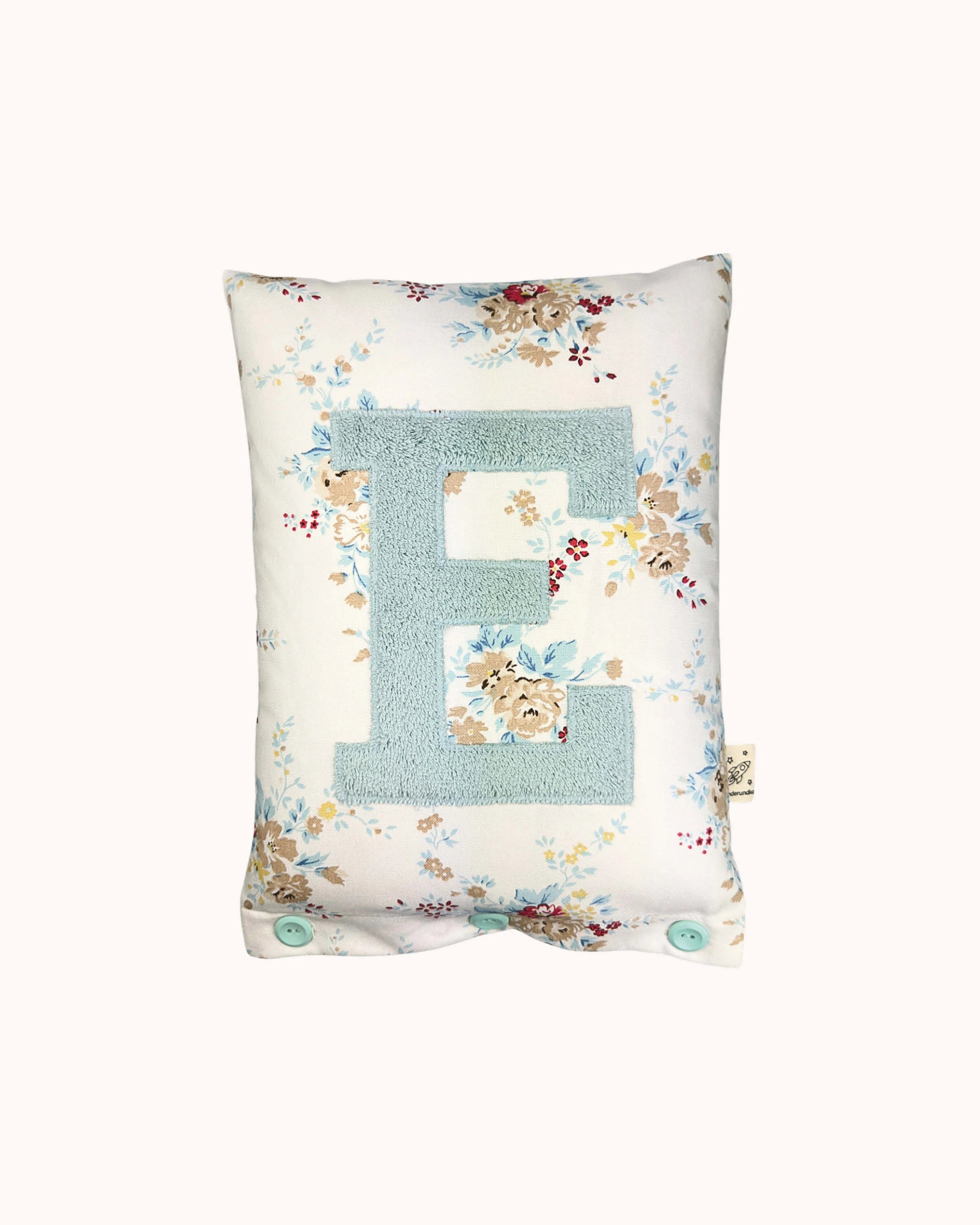 Buchstabenkissen Hellblau auf Weiß mit Blumen