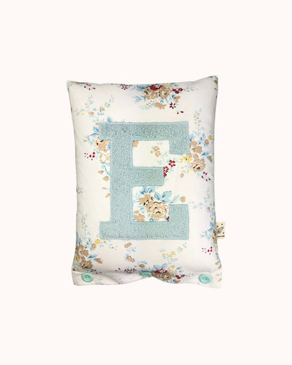 Buchstabenkissen Hellblau auf Weiß mit Blumen