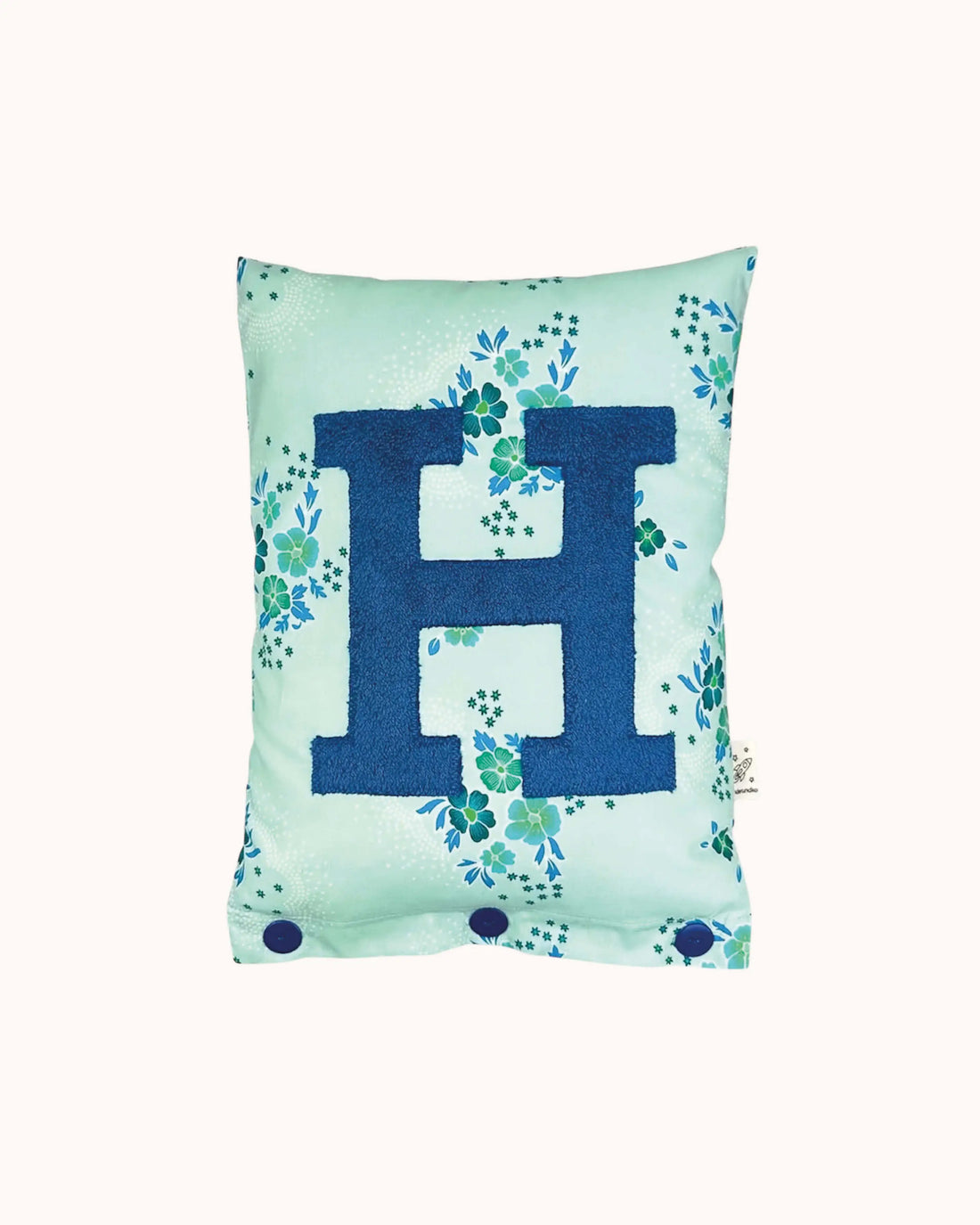 Buchstabenkissen preußisch Blau auf Türkis mit blauen Blumen