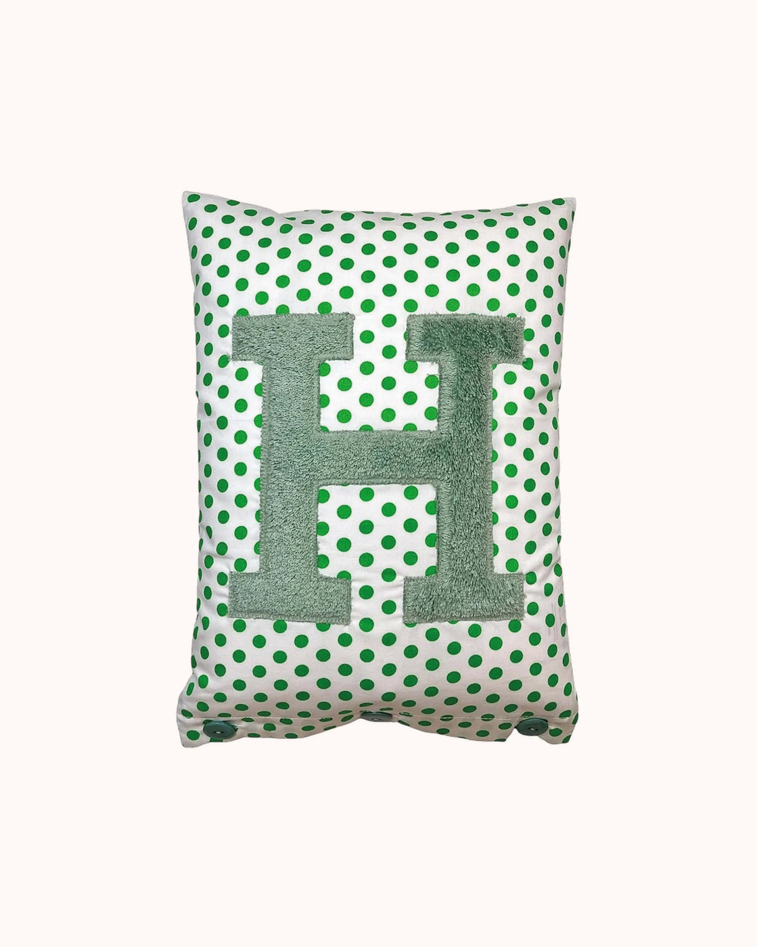 Buchstabenkissen Salbei auf Weiß mit grünen Punkten