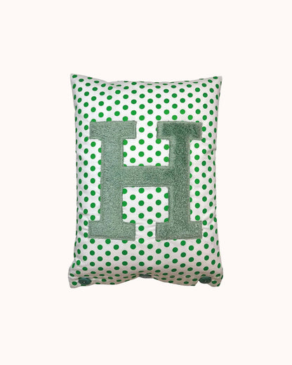 Buchstabenkissen Salbei auf Weiß mit grünen Punkten