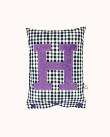 Buchstabenkissen Lila auf Marineblau Vichykaro