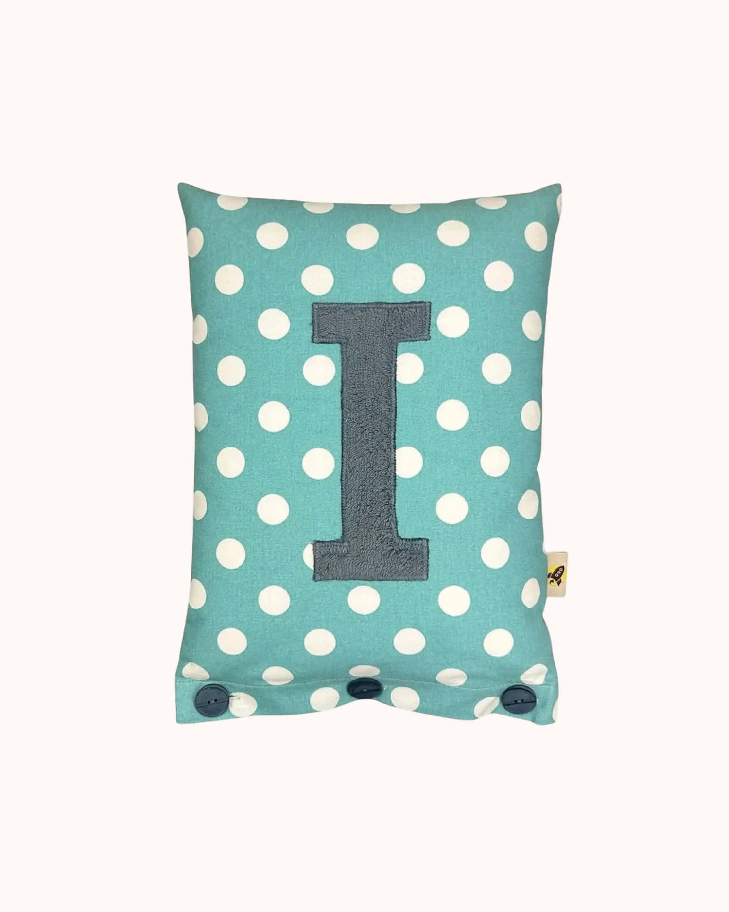 Buchstabenkissen I – Blaugrau auf Türkis mit weißen Punkten
