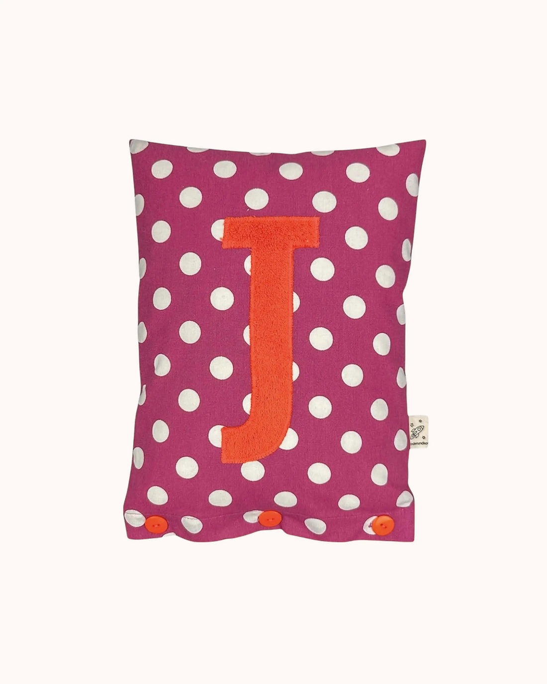 Buchstabenkissen J – Korall auf Traubenlila mit weißen Punkten