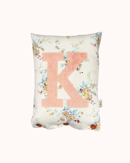 Buchstabenkissen Aprikot auf Weiß mit Blumen