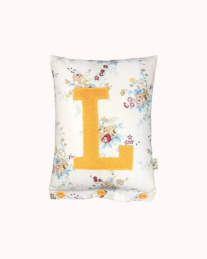 Buchstabenkissen Sonnengelb auf Weiß mit Blumen