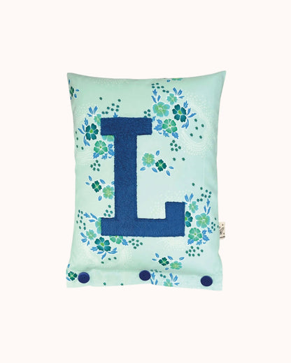 Buchstabenkissen preußisch Blau auf Türkis mit blauen Blumen
