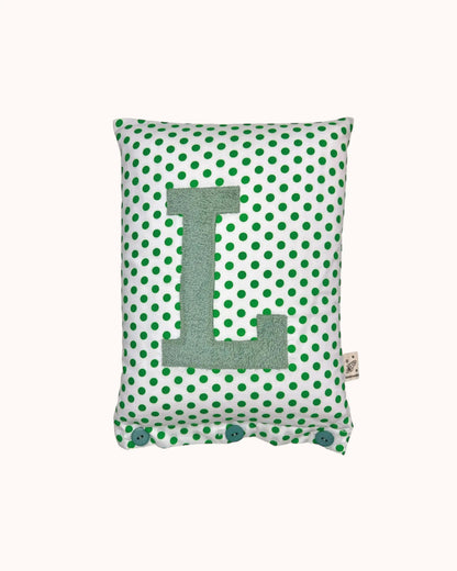 Buchstabenkissen Salbei auf Weiß mit grünen Punkten