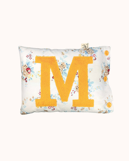 Buchstabenkissen Sonnengelb auf Weiß mit Blumen