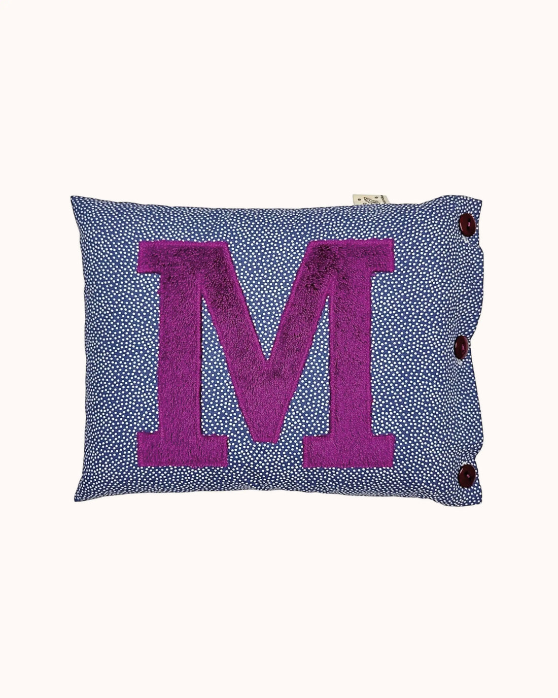 Buchstabenkissen Jacaranda-Lila auf Blaugrau mit weißen Pünktchen