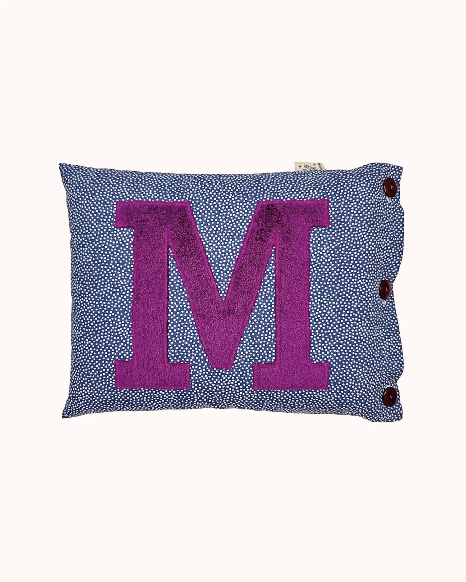 Buchstabenkissen Jacaranda-Lila auf Blaugrau mit weißen Pünktchen