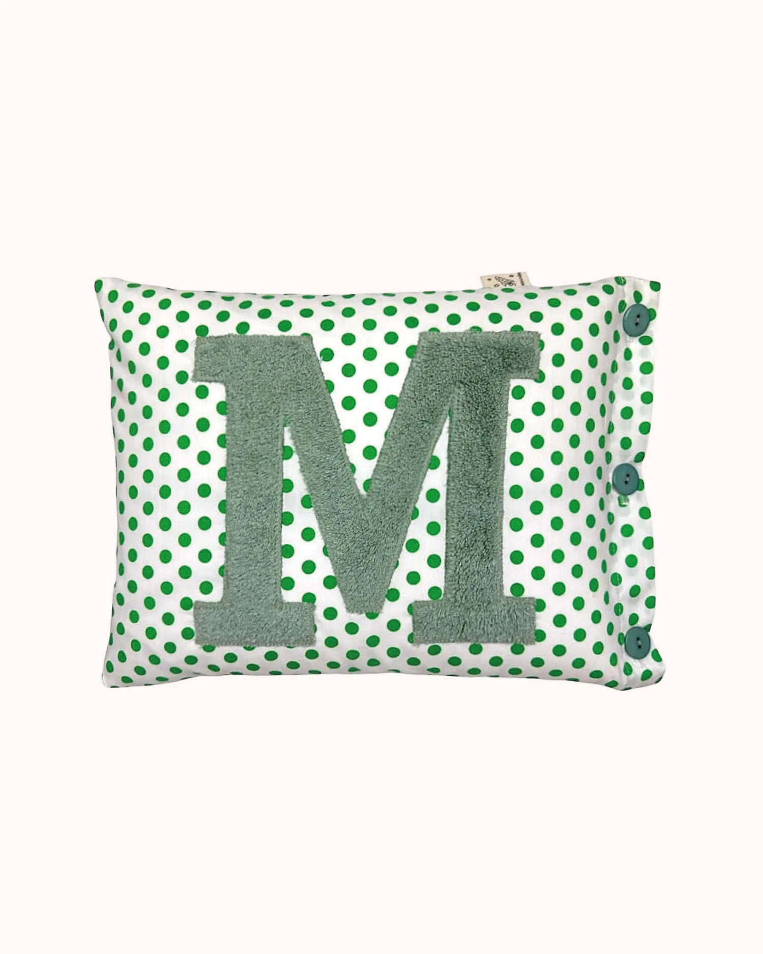 Buchstabenkissen Salbei auf Weiß mit grünen Punkten