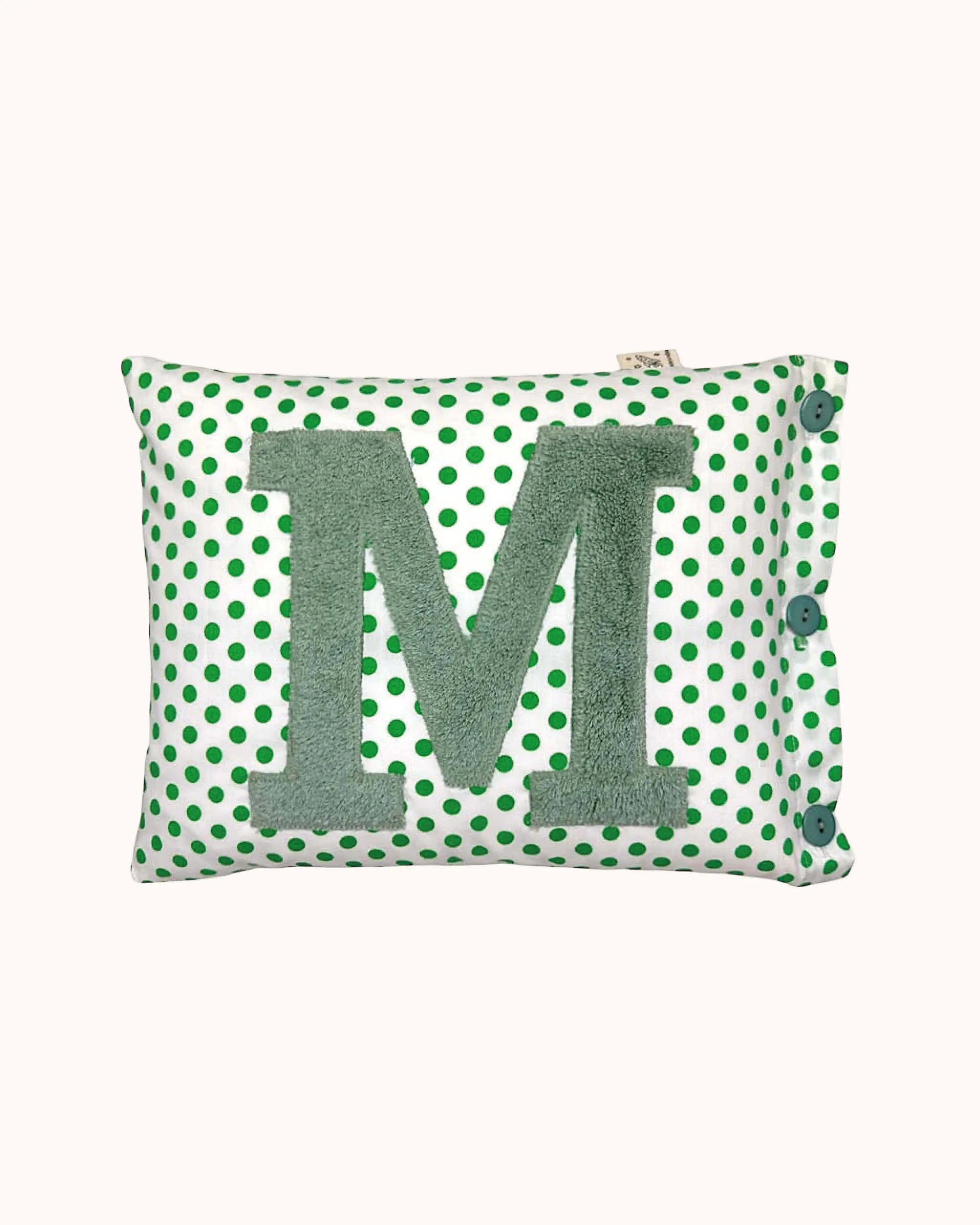 Buchstabenkissen Salbei auf Weiß mit grünen Punkten