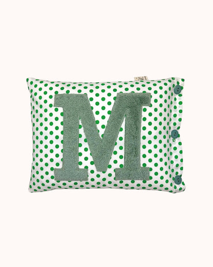 Buchstabenkissen Salbei auf Weiß mit grünen Punkten