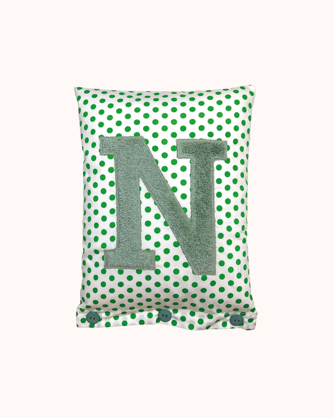 Buchstabenkissen Salbei auf Weiß mit grünen Punkten
