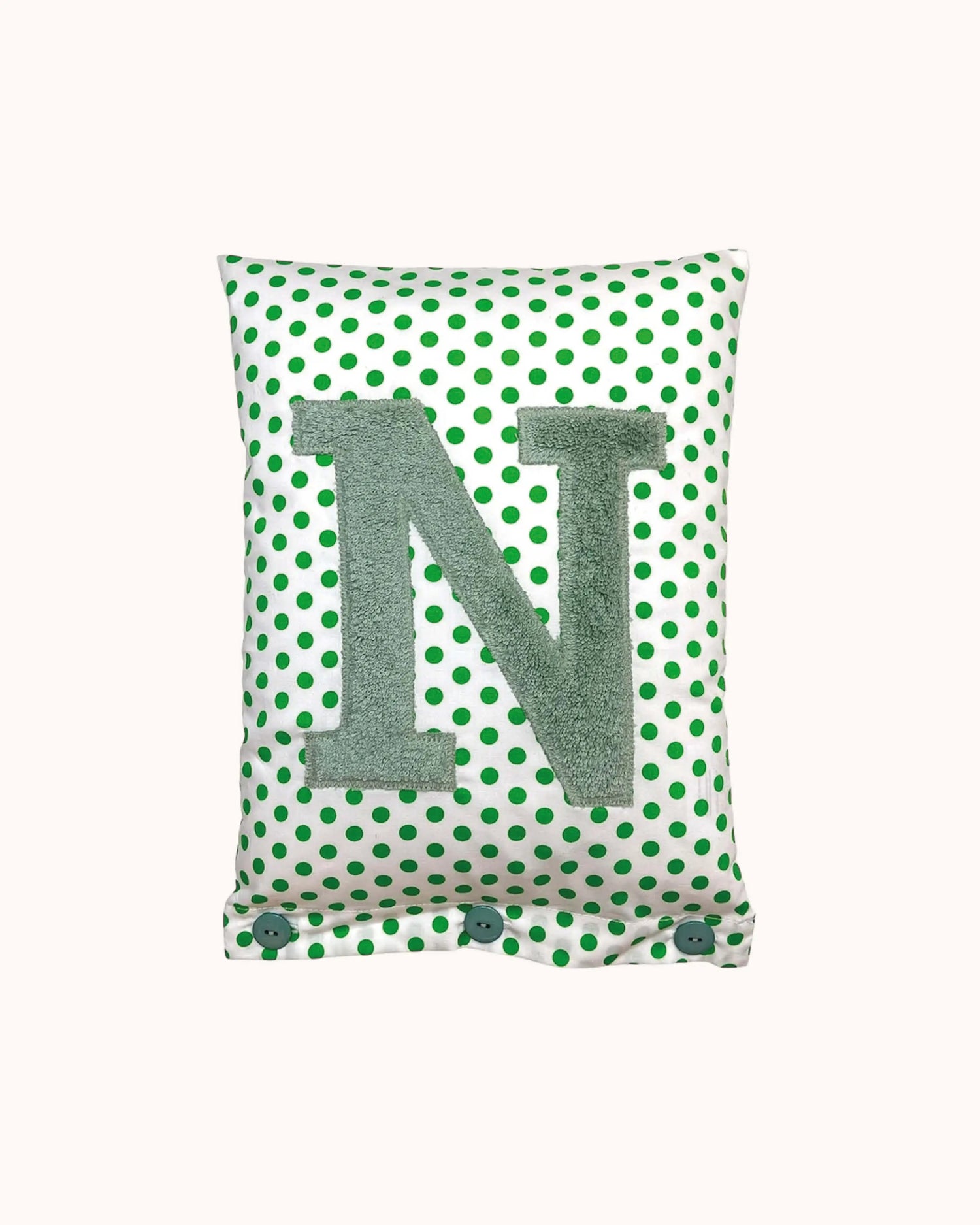 Buchstabenkissen Salbei auf Weiß mit grünen Punkten