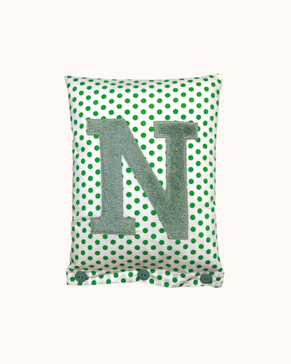 Buchstabenkissen Salbei auf Weiß mit grünen Punkten