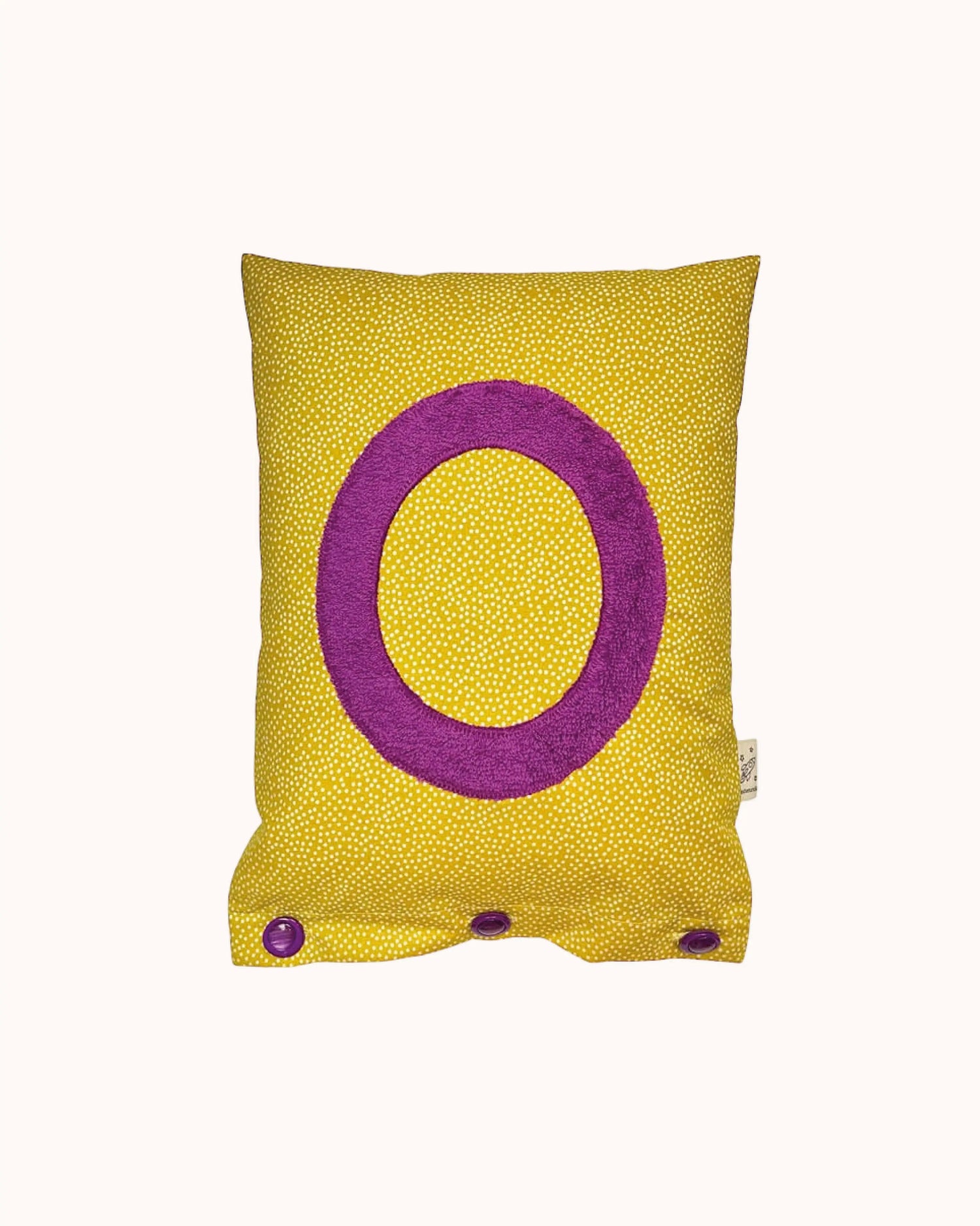 Buchstabenkissen Jacaranda-Lila auf Senfgelb mit kleinen weißen Pünktchen
