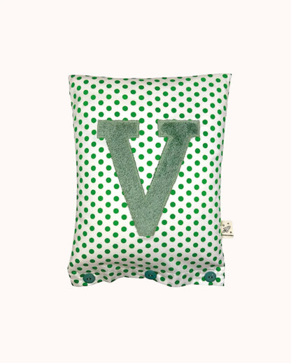 Buchstabenkissen Salbei auf Weiß mit grünen Punkten