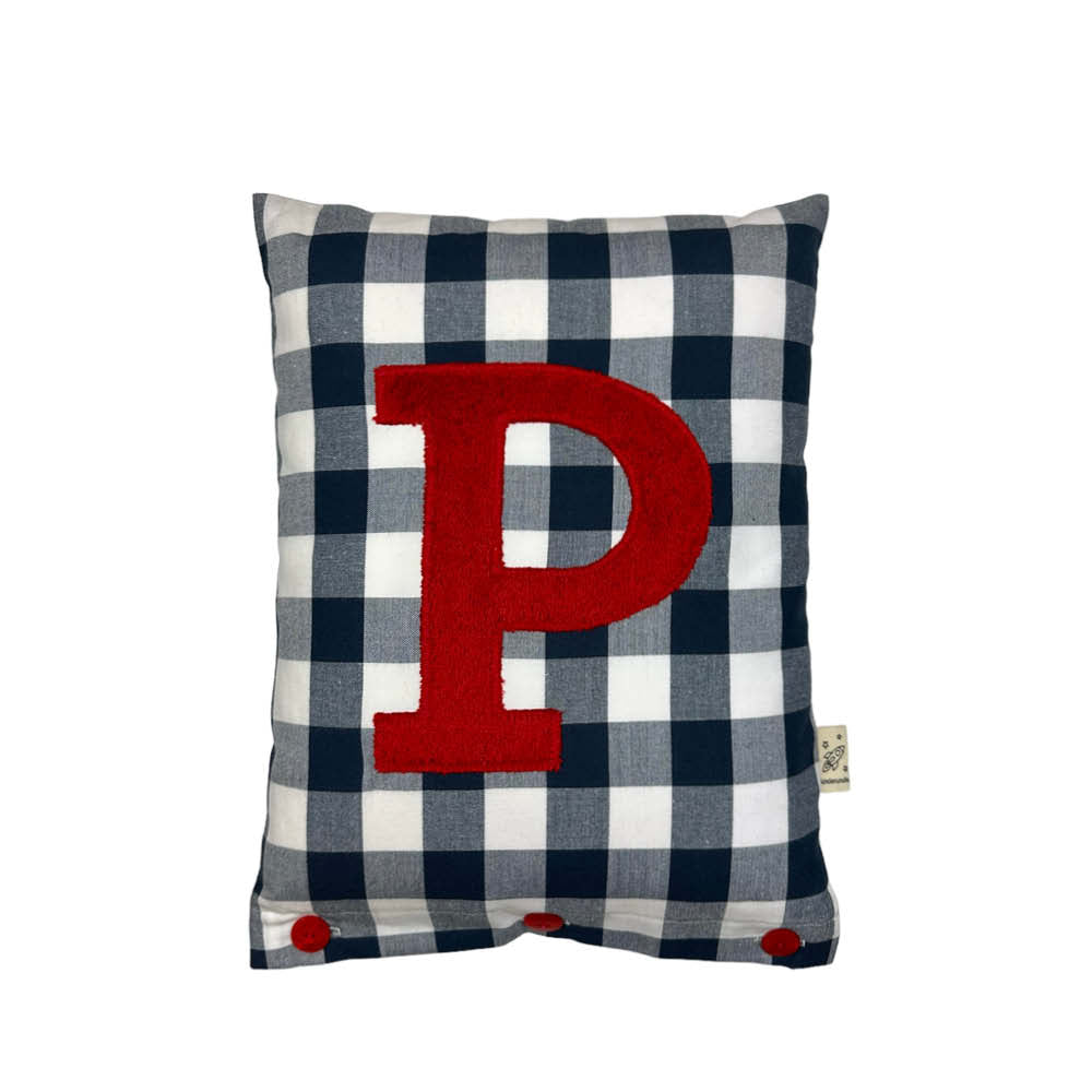 Coussin lettre P, carreaux vichy rouge sur bleu marine