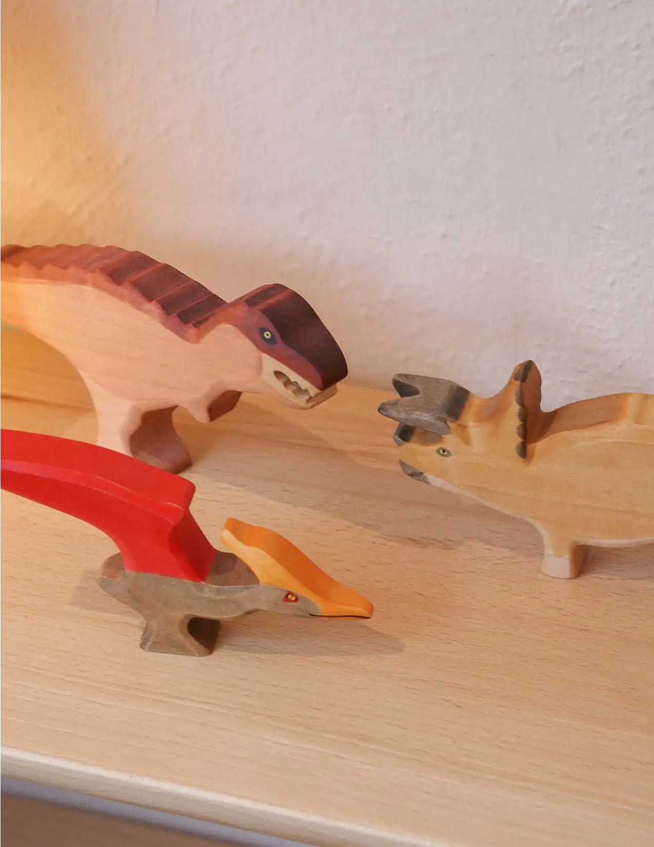 Holzfigur orangener Triceratops