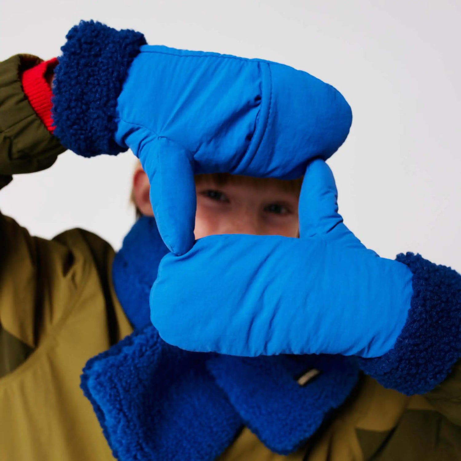 Gefütterte Fäustlinge in blau