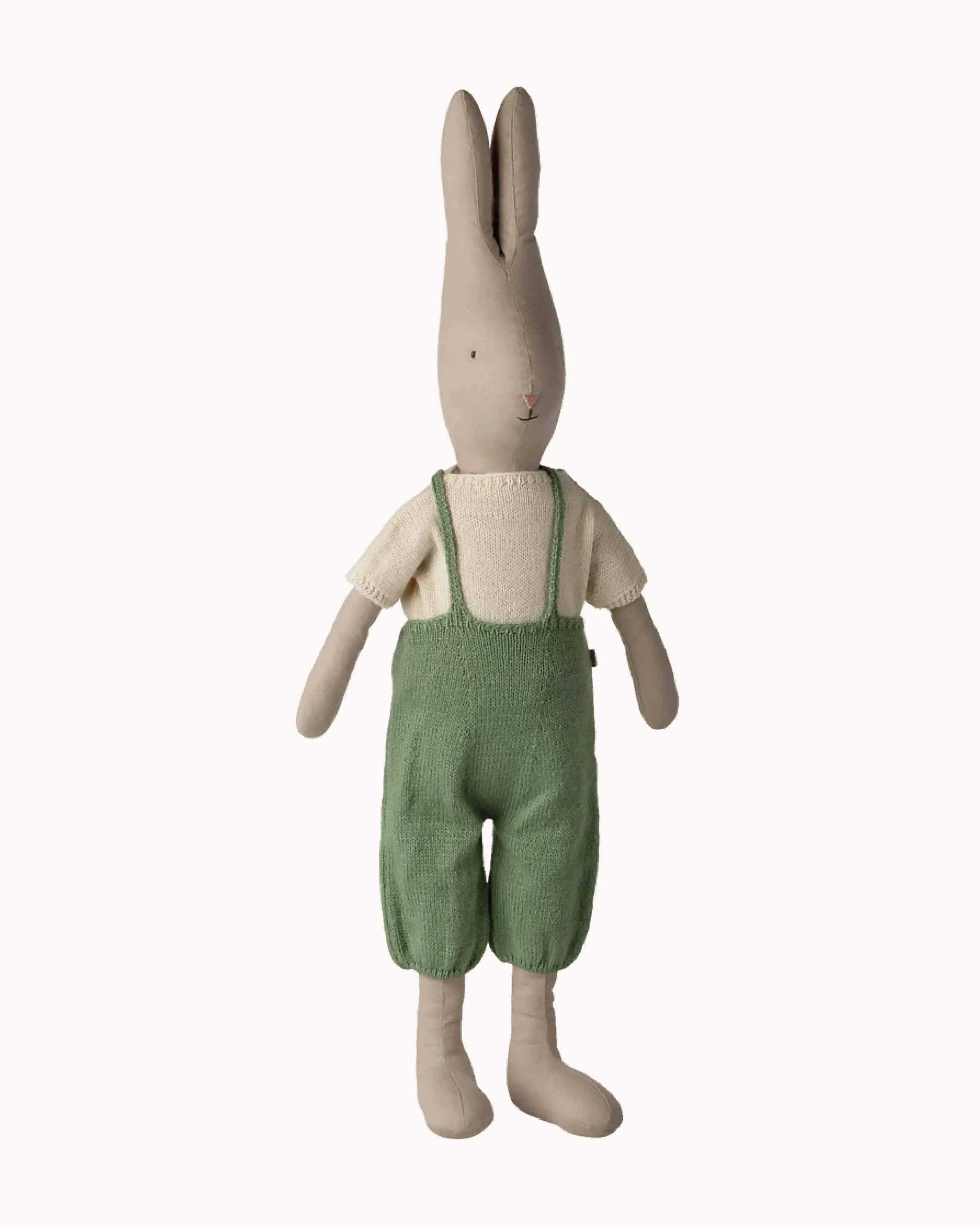 Hase 5 in Latzhose