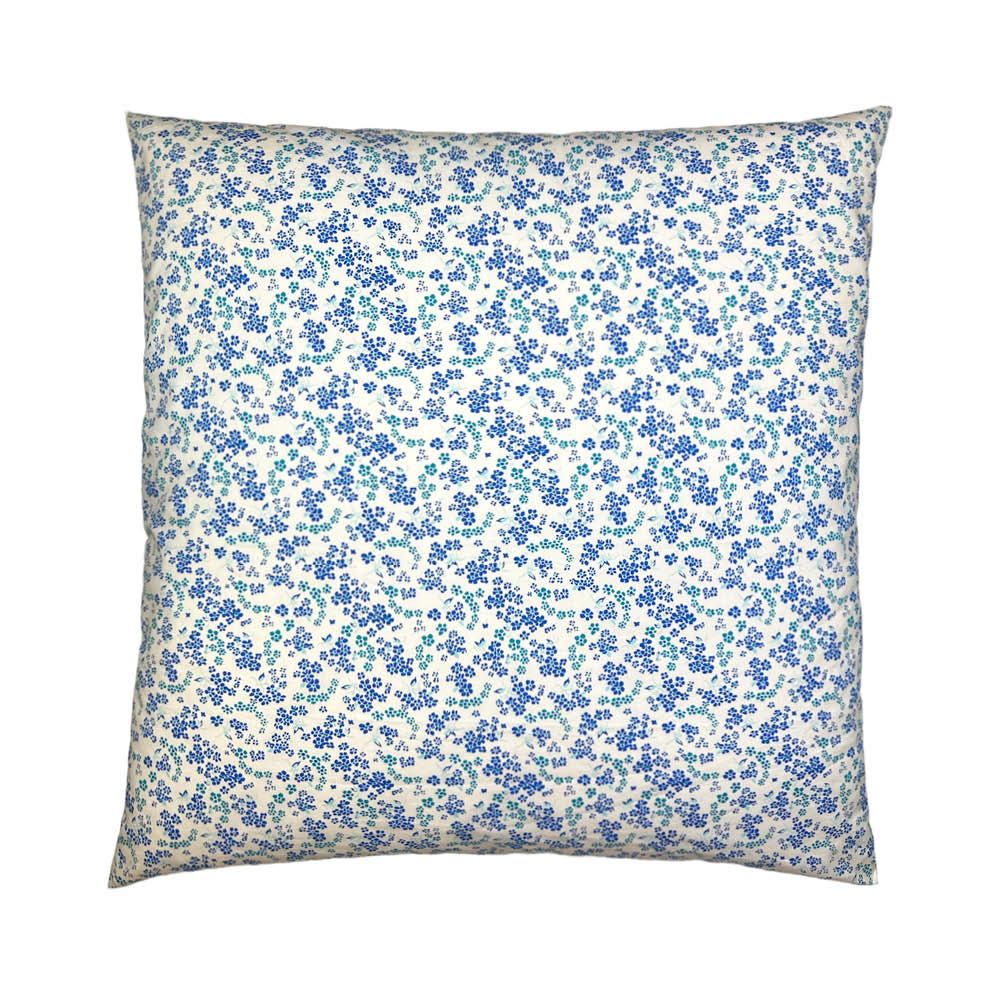 coussin avec fleurs bleues