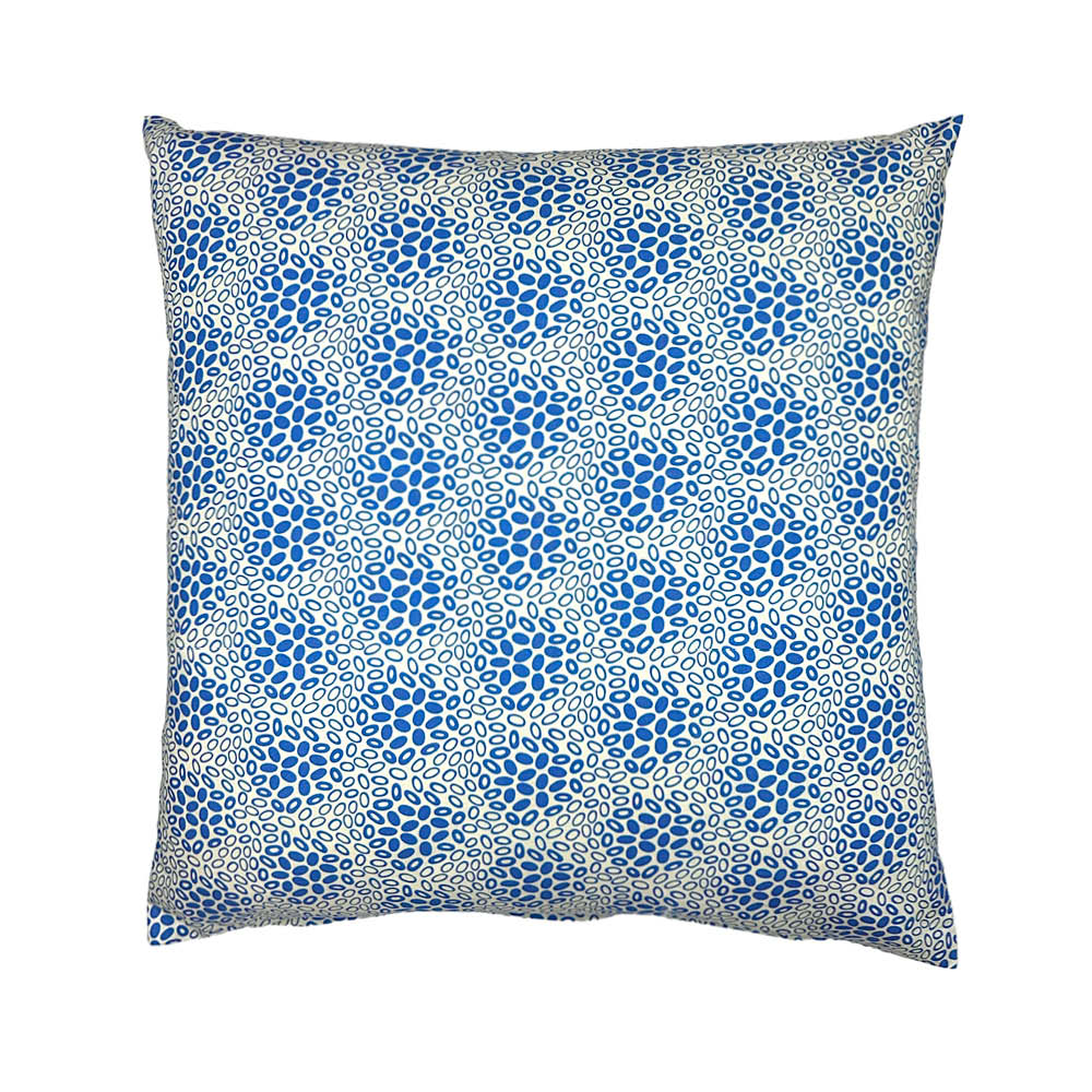 coussin à motif bleu foncé