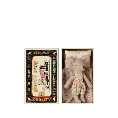 Petite Soeur Souris dans une boîte d&