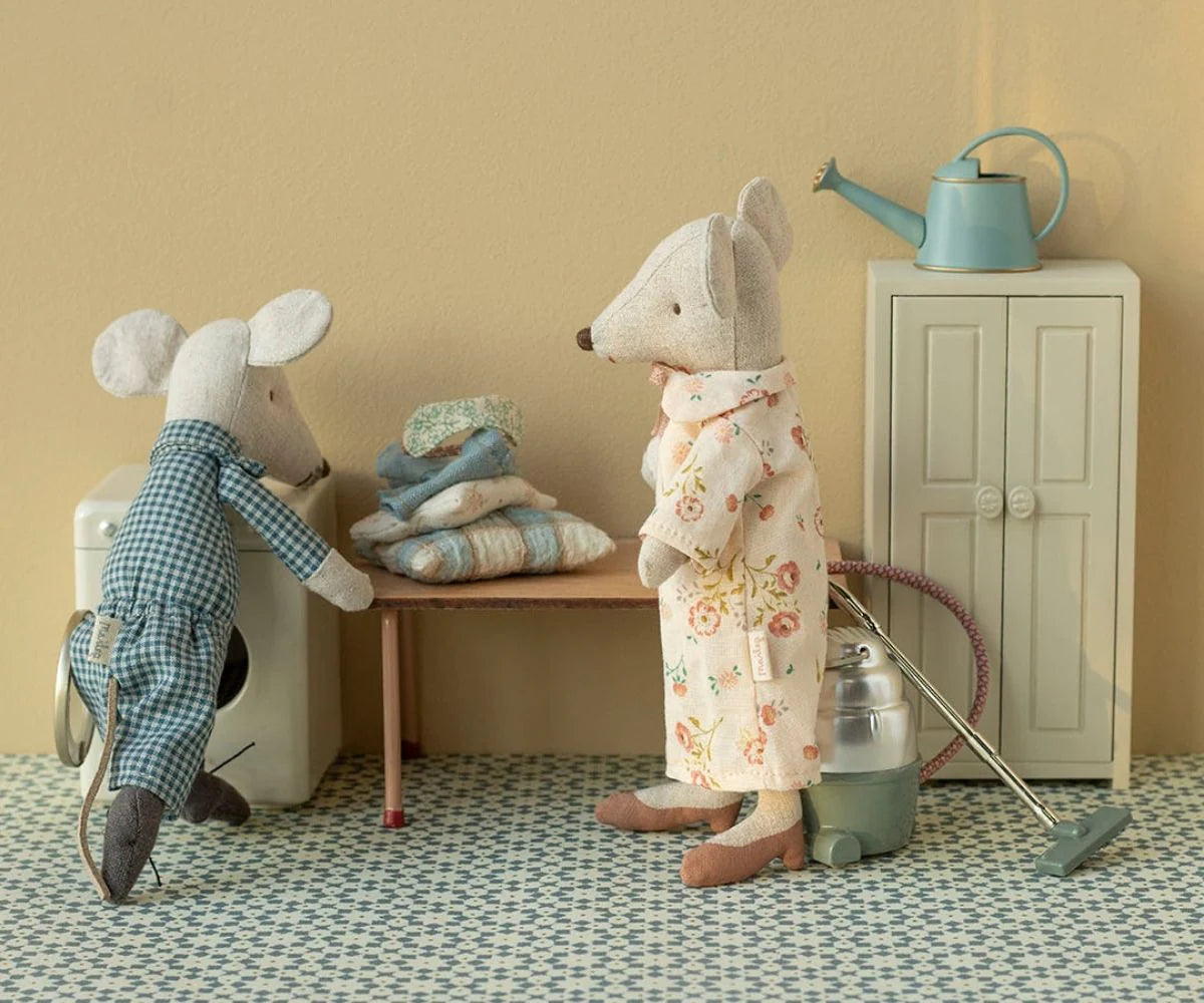 Grandma &amp; Grandpa Mouse in Cigar Box
