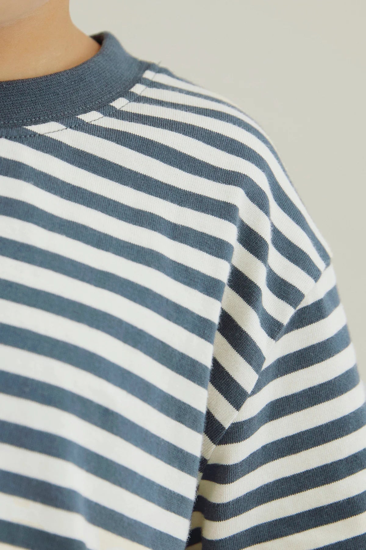 Kurzärmliges oversized T-Shirt in blue grey/off-white