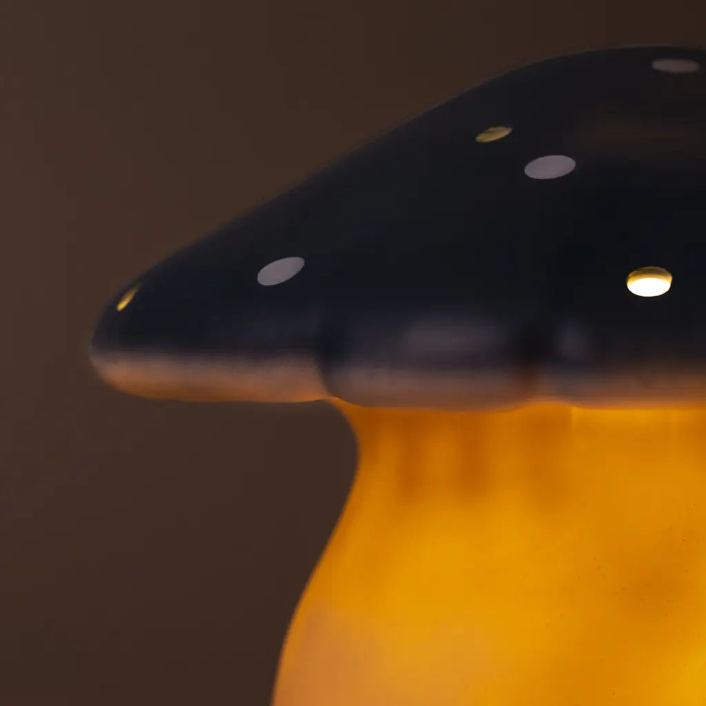 Große Pilzlampe in jeans