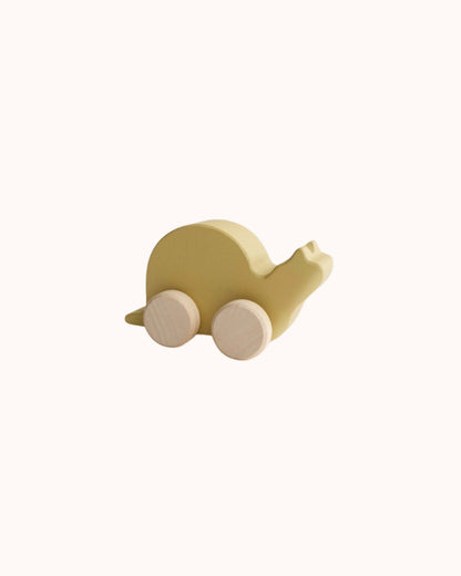 Gelbe Schnecke auf Rollen