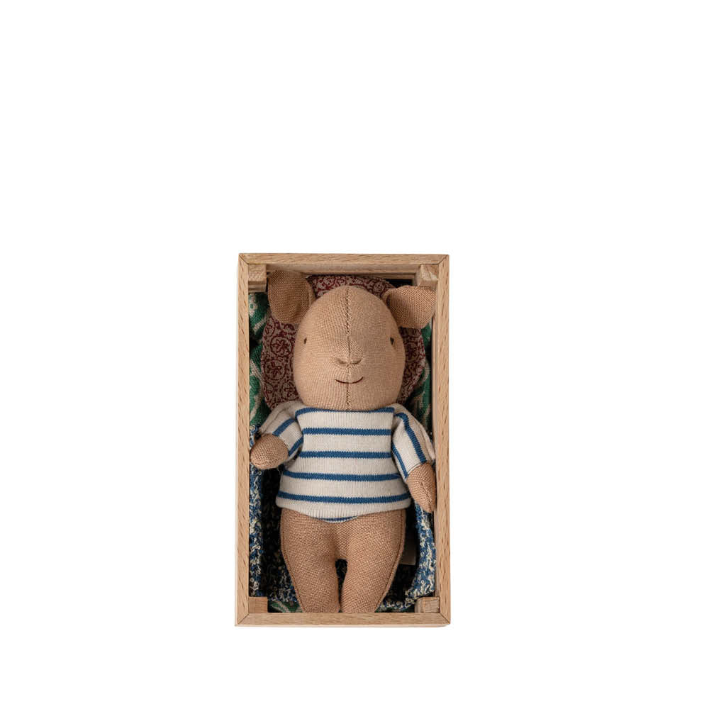 Kleines Schwein mit Box in blau