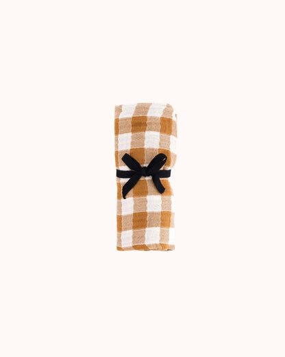 Musselin Swaddle Bianca in gingham caramel