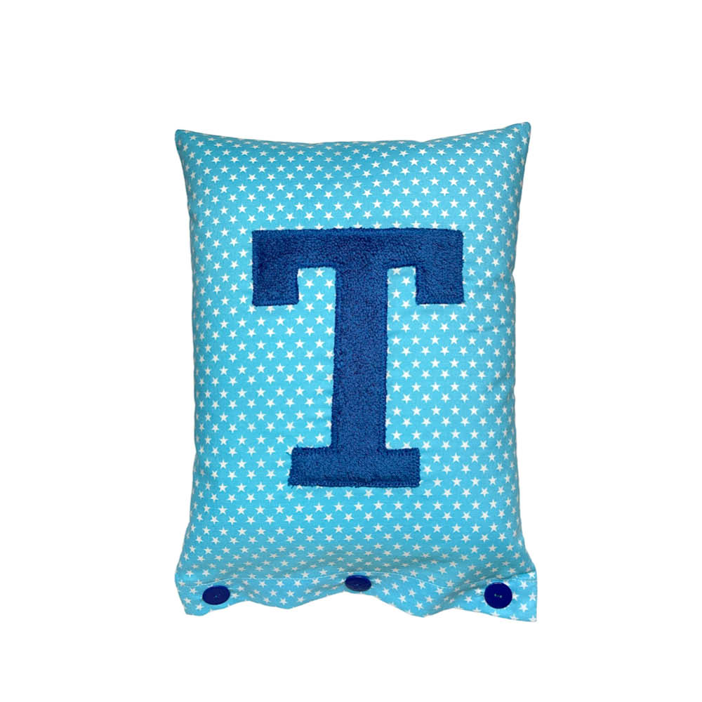 Coussin lettre T, bleu de Prusse sur turquoise avec étoiles blanches